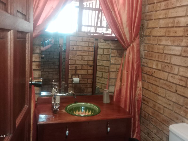 🌊 Riverside Luxury Lodge on the Vaal – A Rare 9-Bedroom Retreat with Breathtaking Views - Photo 8