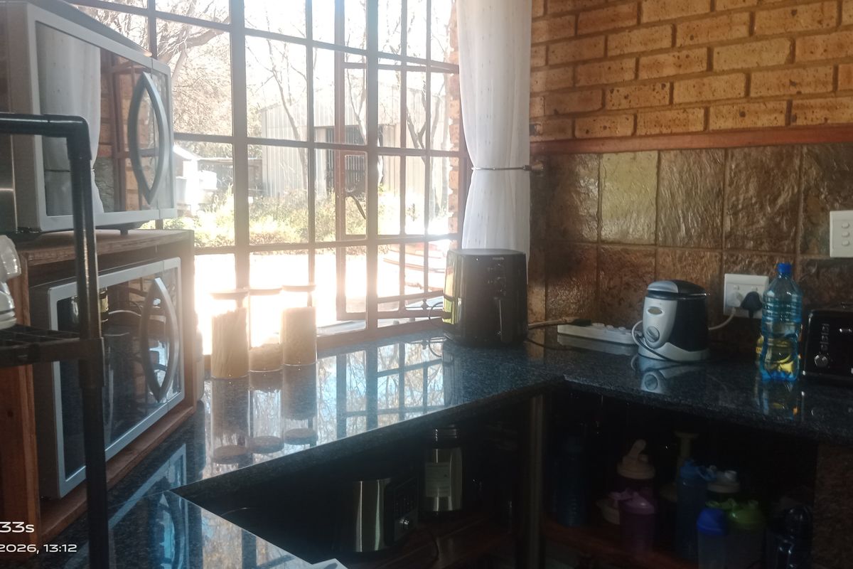 🌊 Riverside Luxury Lodge on the Vaal – A Rare 9-Bedroom Retreat with Breathtaking Views - Photo 3