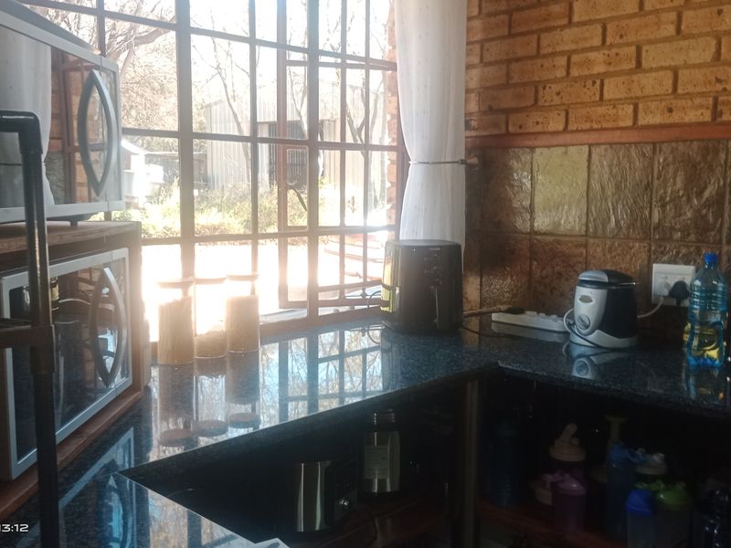 🌊 Riverside Luxury Lodge on the Vaal – A Rare 9-Bedroom Retreat with Breathtaking Views - Photo 3