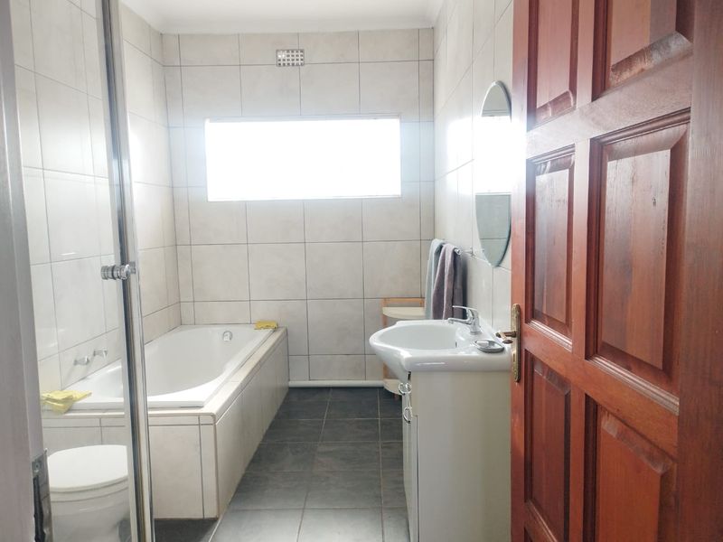 Property to Rent – Modern 2 Bedroom Home with Solar & Borehole Potential - Photo 8