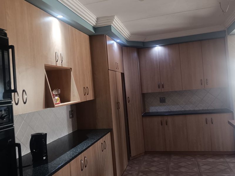 Spacious family home for sale - Photo 6