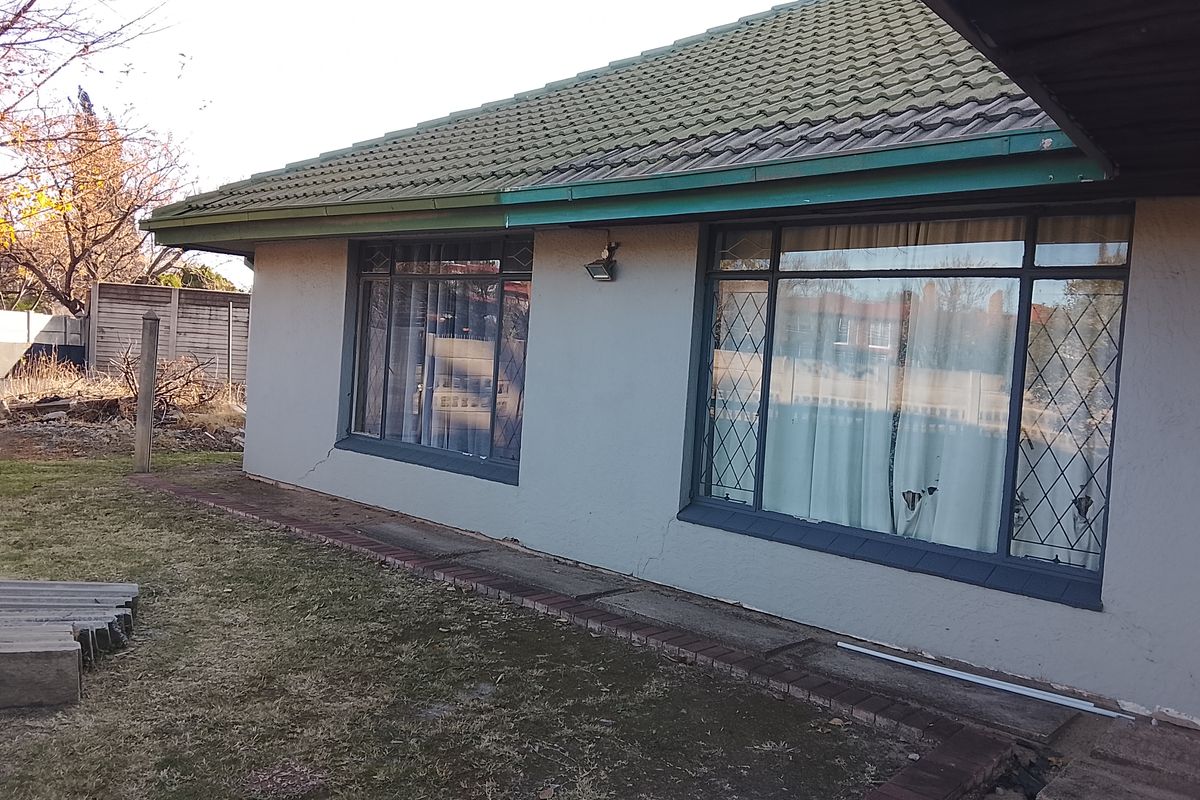 Well maintained corner house - Photo 3