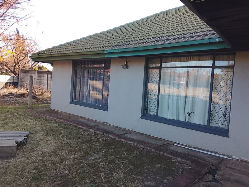 Well maintained corner house - Photo 3