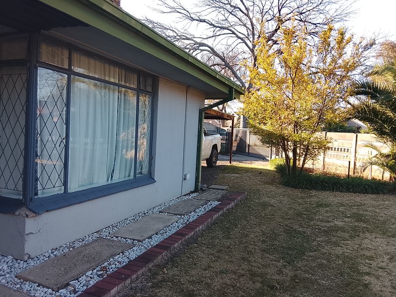 Well maintained corner house - Photo 1