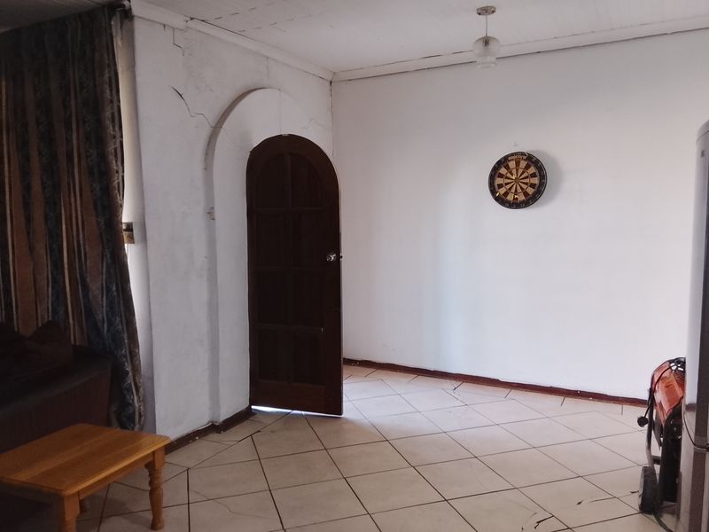 Well maintained corner house - Photo 9