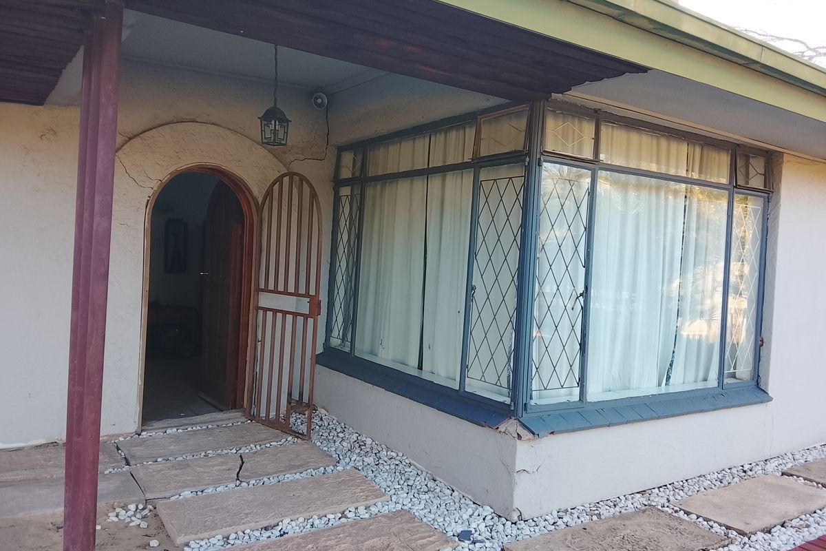 Well maintained corner house - Photo 2