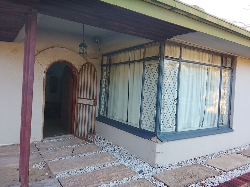 Well maintained corner house - Photo 2