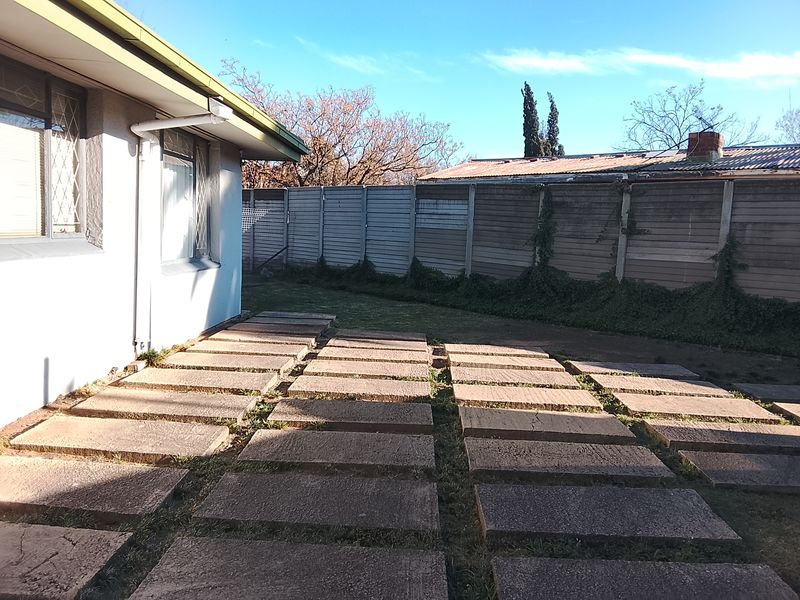 Well maintained corner house - Photo 8