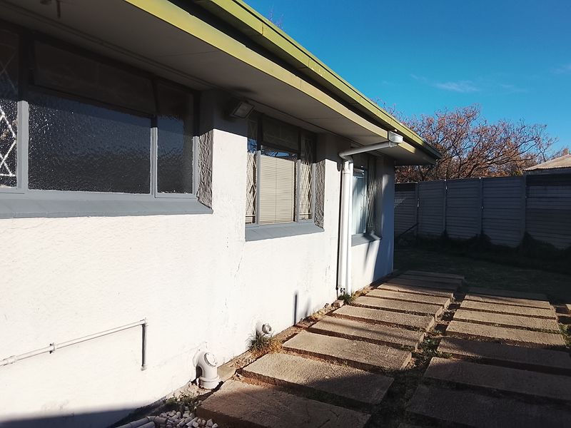 Well maintained corner house - Photo 7