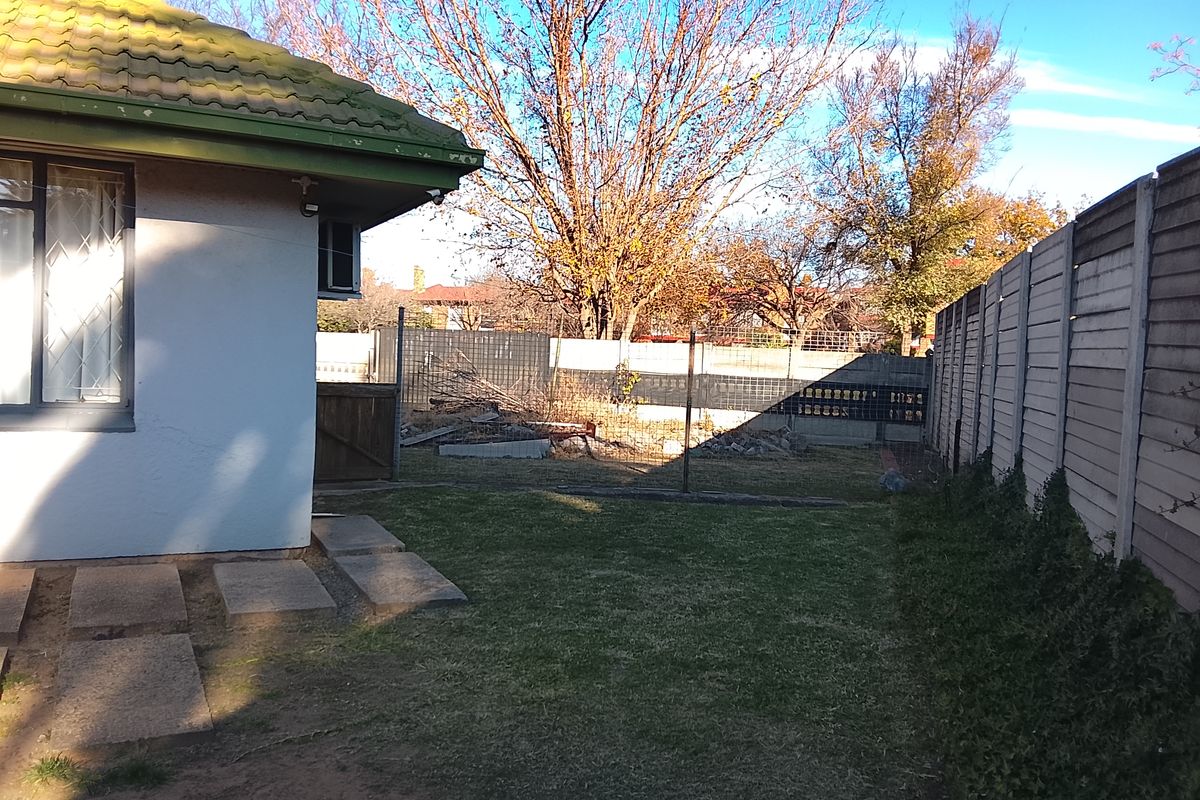 Well maintained corner house - Photo 4