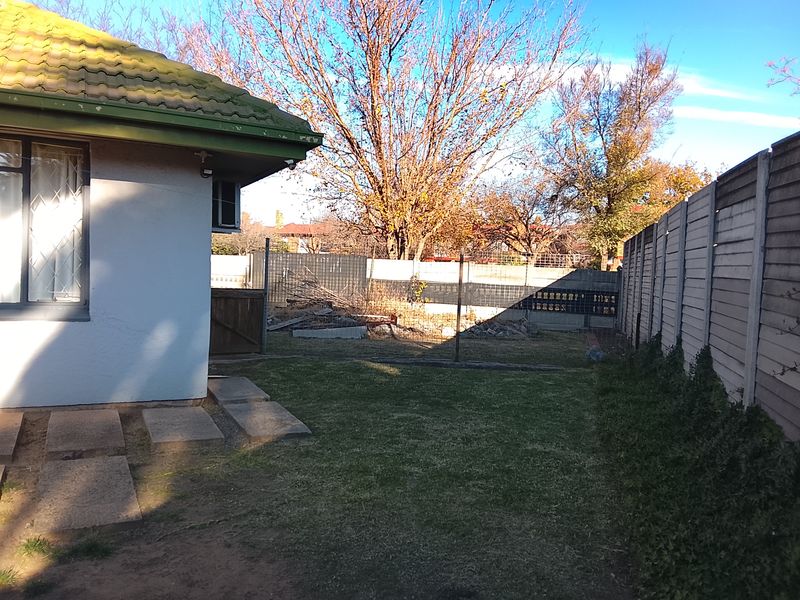 Well maintained corner house - Photo 4
