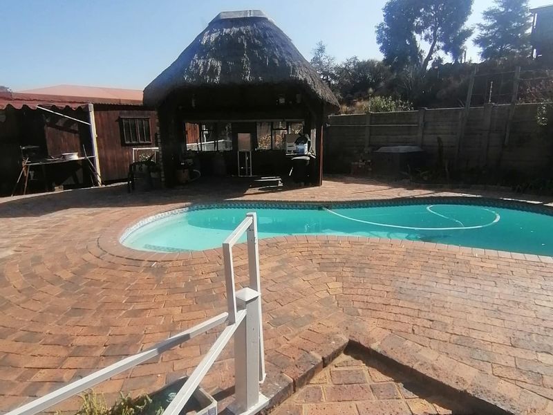 Elegant double storyed 5 bedroom face brick family home with solar power - Photo 3