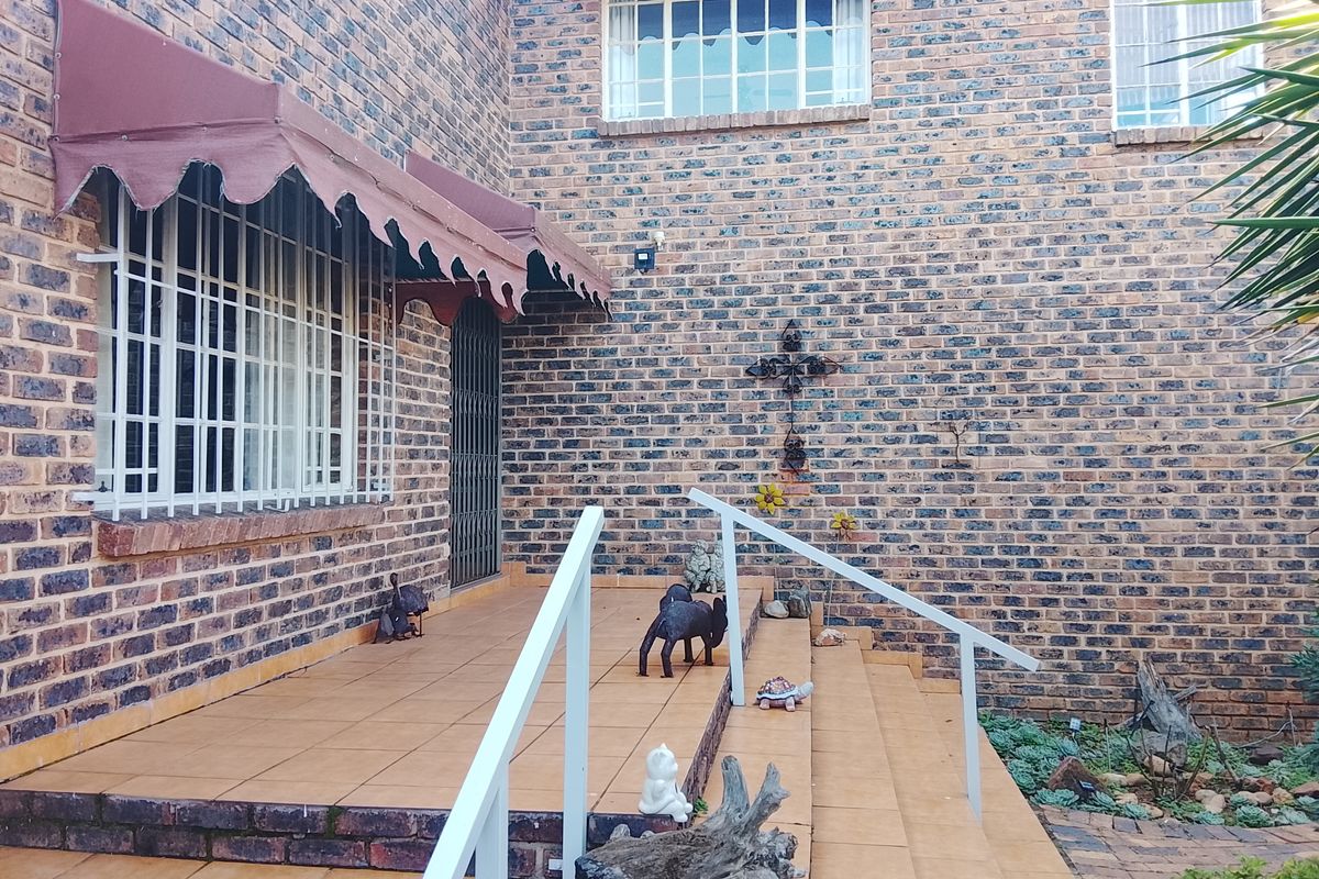 Elegant double storyed 5 bedroom face brick family home with solar power - Photo 4