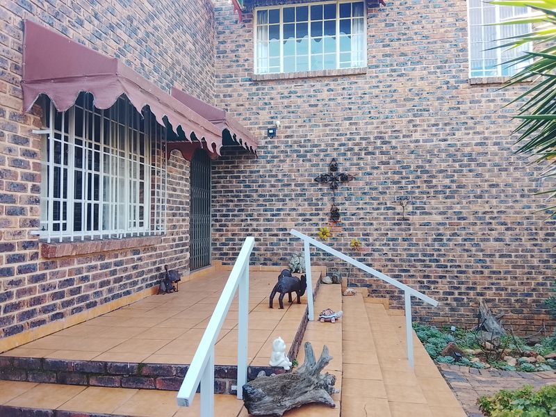 Elegant double storyed 5 bedroom face brick family home with solar power - Photo 4