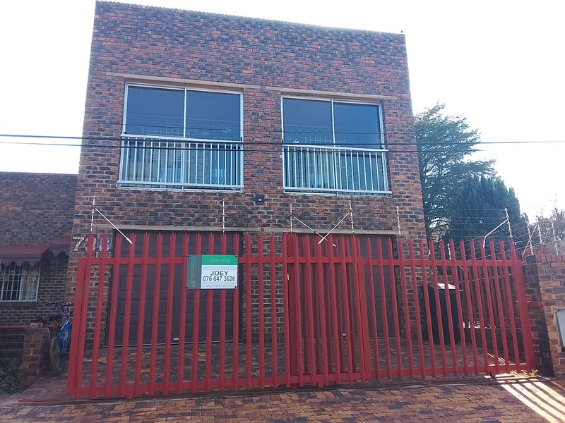 Elegant double storyed 5 bedroom face brick family home with solar power - Photo 1