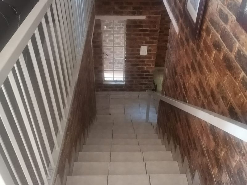 Elegant double storyed 5 bedroom face brick family home with solar power - Photo 9