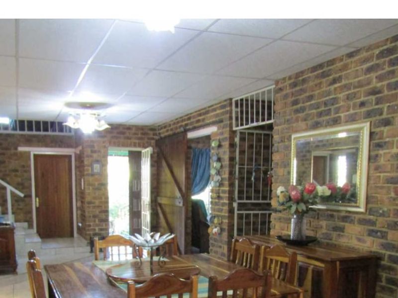 Elegant double storyed 5 bedroom face brick family home with solar power - Photo 7