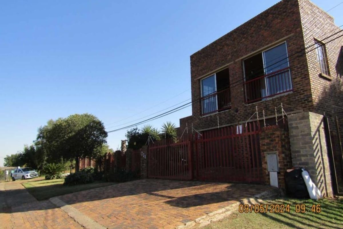 Elegant double storyed 5 bedroom face brick family home with solar power - Photo 2
