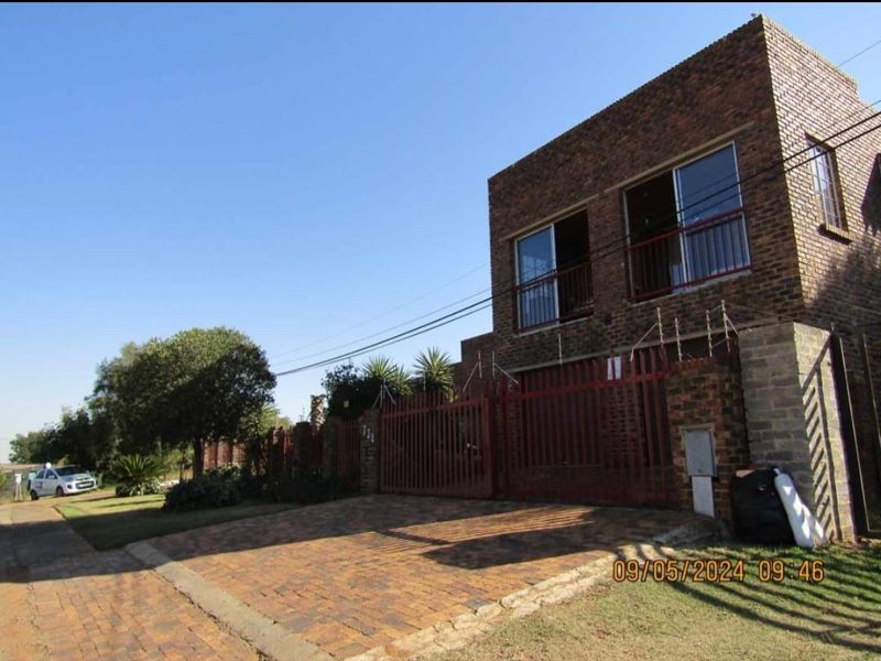 Elegant double storyed 5 bedroom face brick family home with solar power - Photo 2