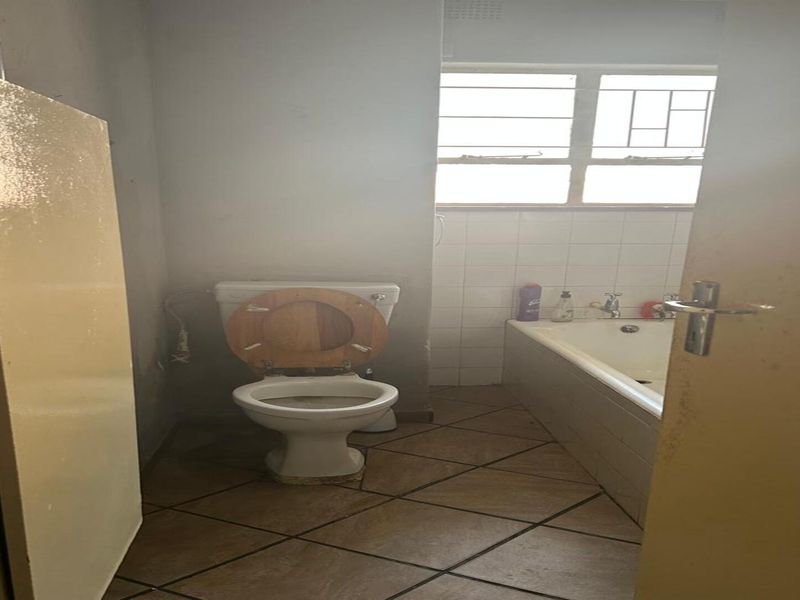 Lovely Ground Floor 2-Bedroom Flat – Packed with Potential! - Photo 9