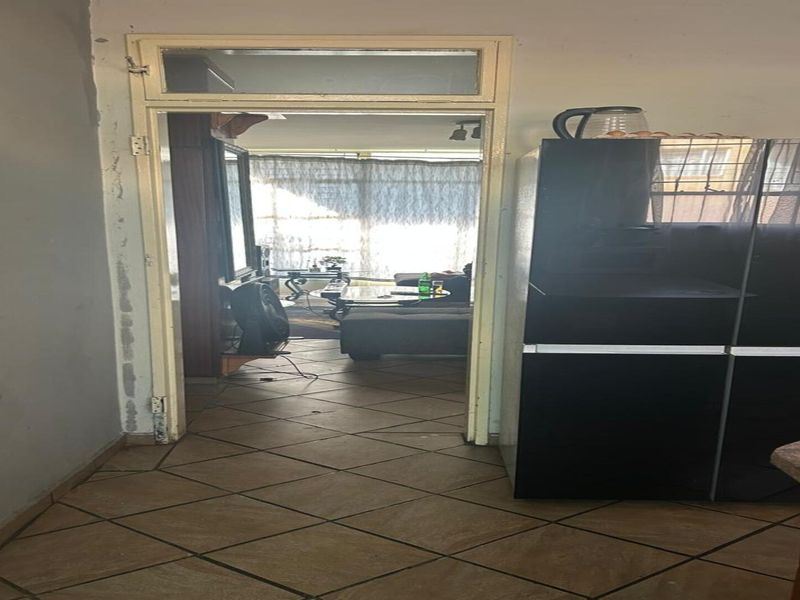 Lovely Ground Floor 2-Bedroom Flat – Packed with Potential! - Photo 3