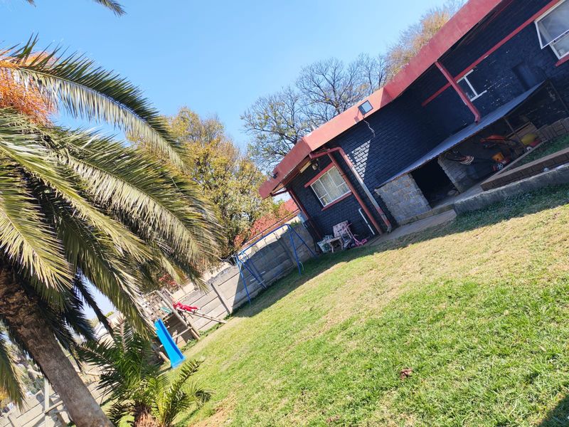 Exceptional Property with Multiple Living Spaces – Perfect for Extended Family or Investment - Photo 5