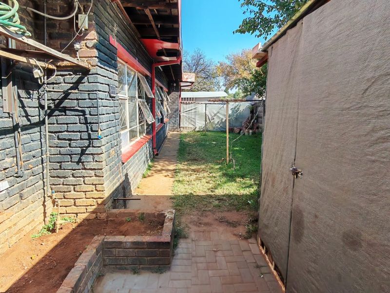 Exceptional Property with Multiple Living Spaces – Perfect for Extended Family or Investment - Photo 9