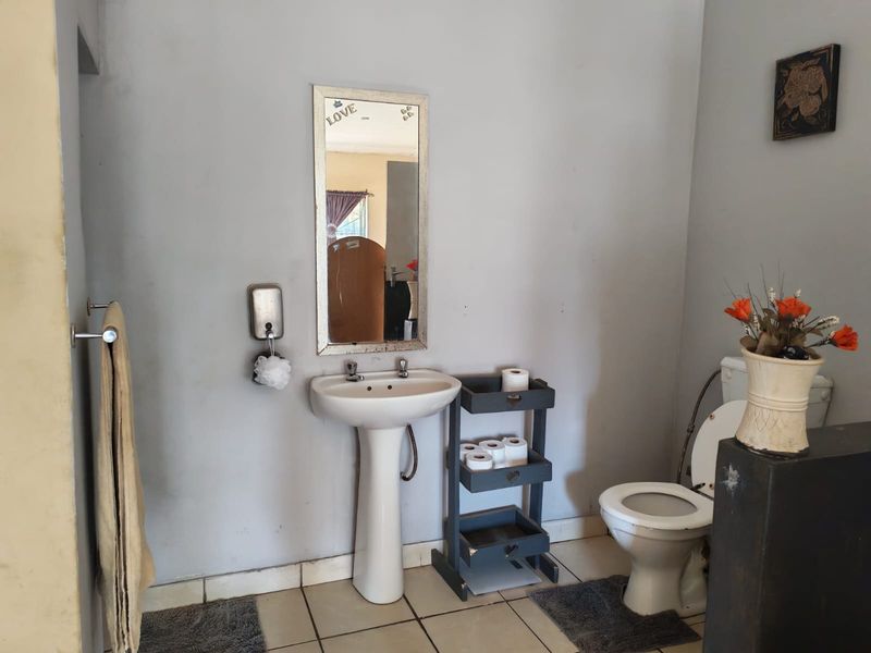 Exceptional Property with Multiple Living Spaces – Perfect for Extended Family or Investment - Photo 2