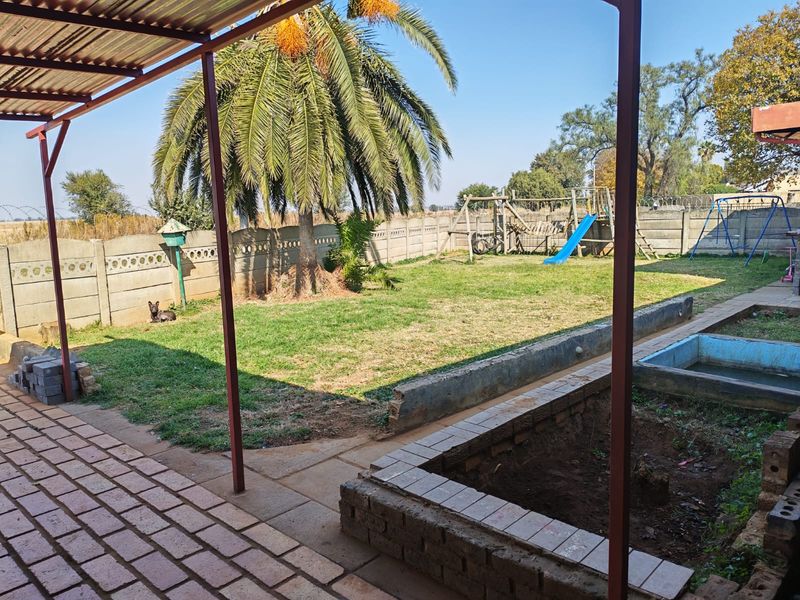 Exceptional Property with Multiple Living Spaces – Perfect for Extended Family or Investment - Photo 8
