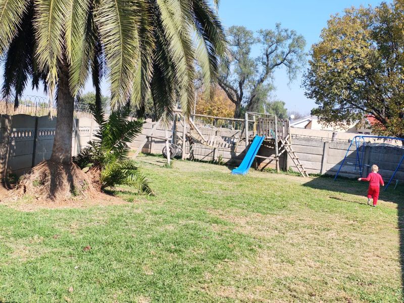 Exceptional Property with Multiple Living Spaces – Perfect for Extended Family or Investment - Photo 7