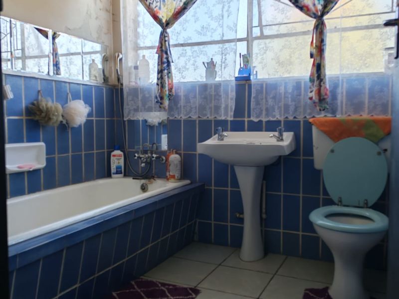 Exceptional Property with Multiple Living Spaces – Perfect for Extended Family or Investment - Photo 3