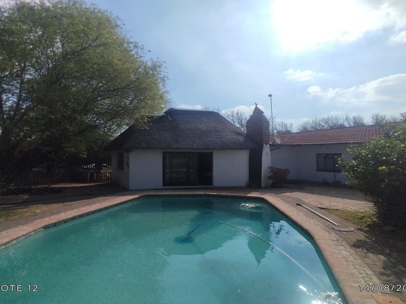Spacious 4-Bedroom Family Home with Flatlet and Pool - Photo 2