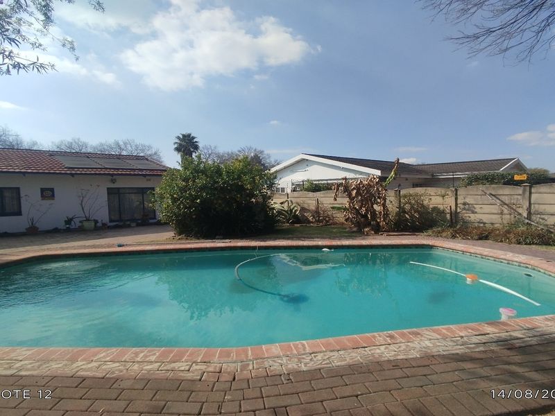 Spacious 4-Bedroom Family Home with Flatlet and Pool - Photo 4
