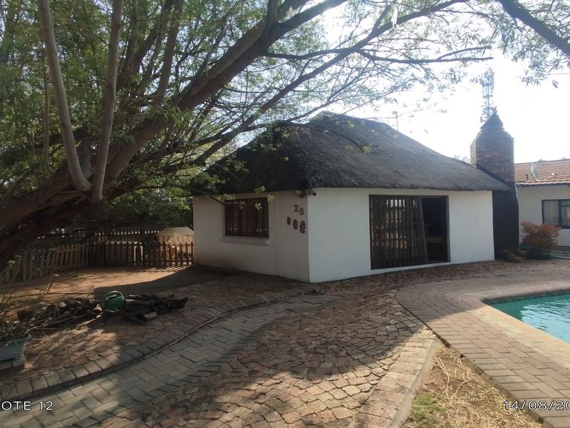 Spacious 4-Bedroom Family Home with Flatlet and Pool - Photo 3