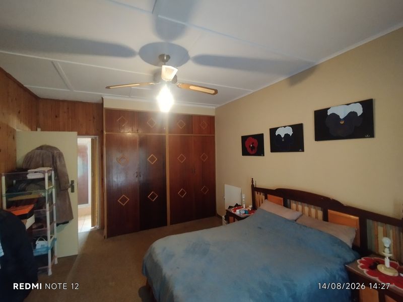 Spacious 4-Bedroom Family Home with Flatlet and Pool - Photo 10