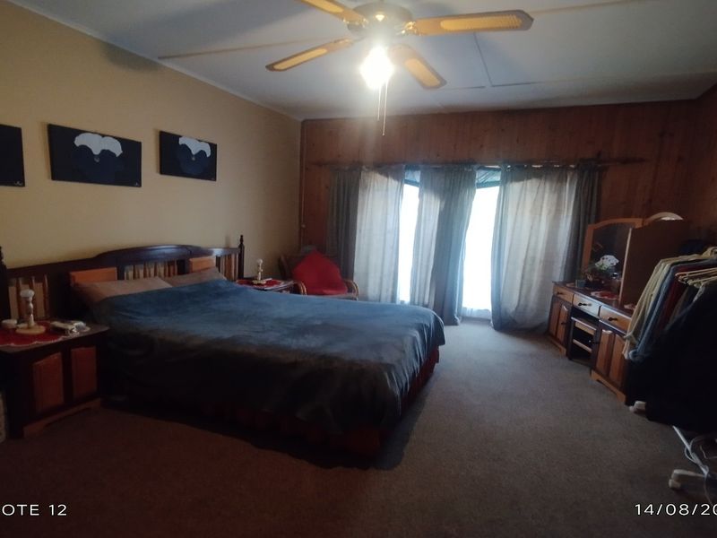 Spacious 4-Bedroom Family Home with Flatlet and Pool - Photo 9