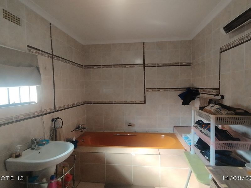 Spacious 4-Bedroom Family Home with Flatlet and Pool - Photo 7