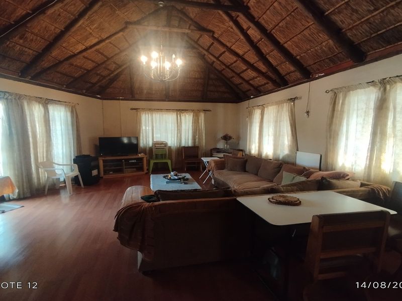 Spacious 4-Bedroom Family Home with Flatlet and Pool - Photo 5
