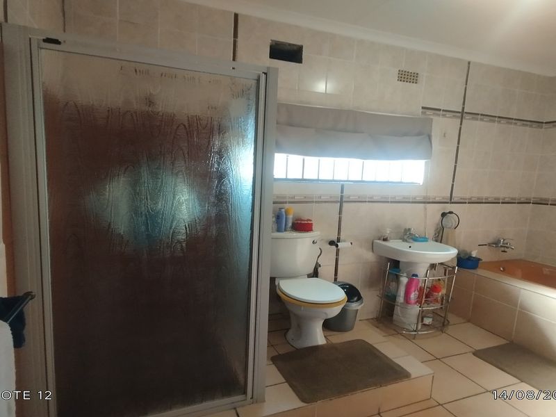 Spacious 4-Bedroom Family Home with Flatlet and Pool - Photo 8