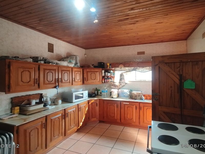 Spacious 4-Bedroom Family Home with Flatlet and Pool - Photo 6