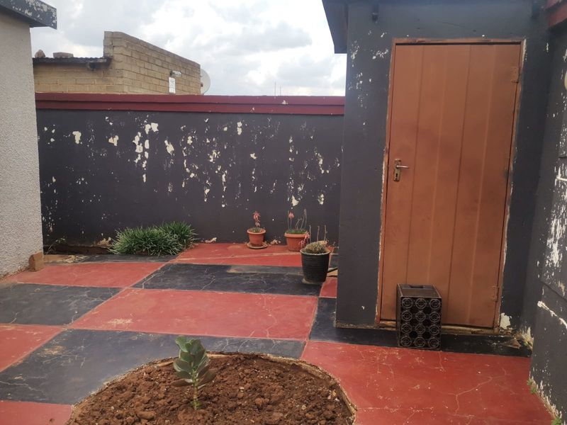 “Spacious Family Home with Extra Income Potential – Near Orange Farm Mall” - Photo 2