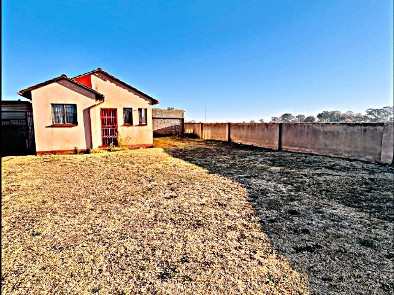 Charming Family Home with Spacious Yard – Great Investment Opportunity - Photo 3