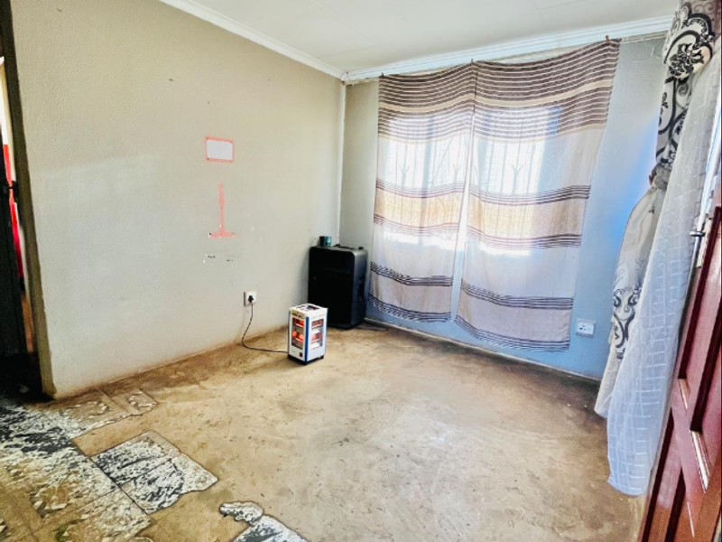 Charming Family Home with Spacious Yard – Great Investment Opportunity - Photo 9