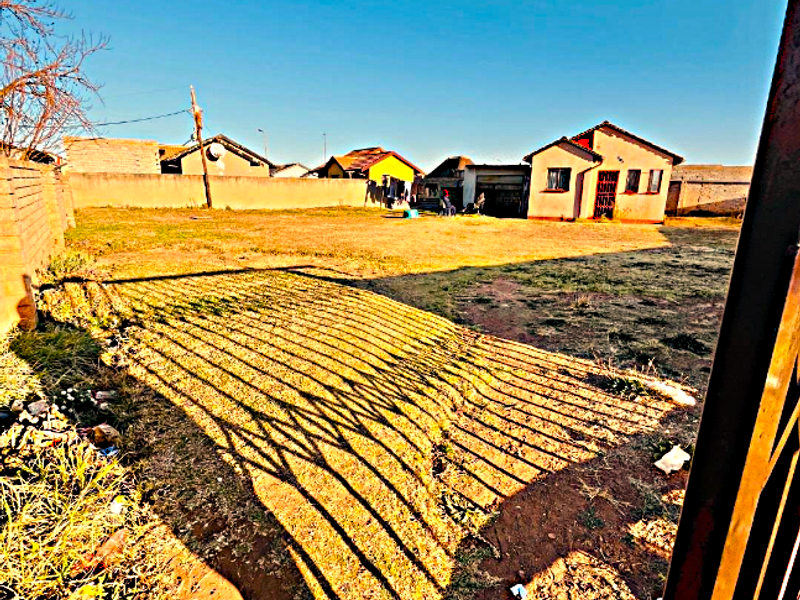 Charming Family Home with Spacious Yard – Great Investment Opportunity - Photo 2