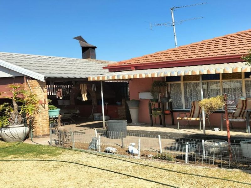 Spacious Property with Excellent Income Potential! - Photo 1