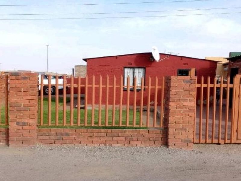 RDP home with 2 outside rooms and outdoor toilet - Photo 1