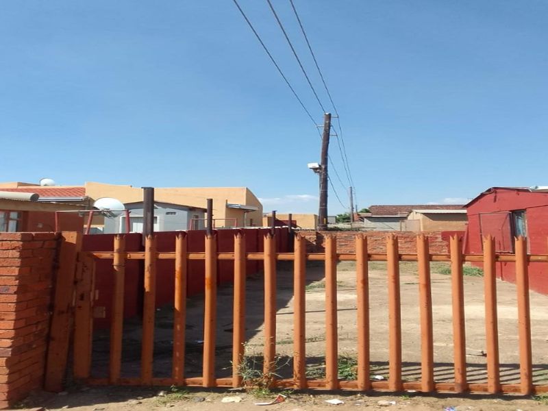 RDP home with 2 outside rooms and outdoor toilet - Photo 4