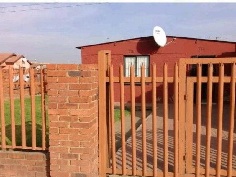 RDP home with 2 outside rooms and outdoor toilet - Photo 2