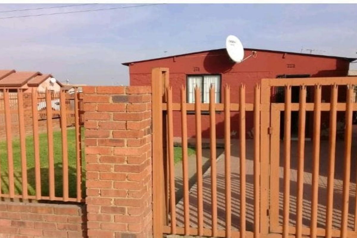 RDP home with 2 outside rooms and outdoor toilet - Photo 2