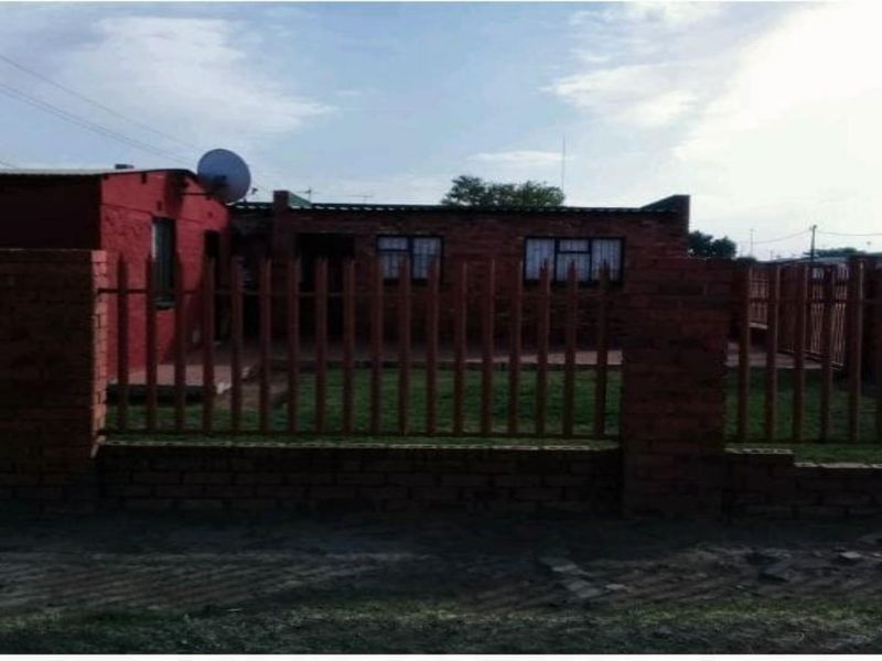 RDP home with 2 outside rooms and outdoor toilet - Photo 10